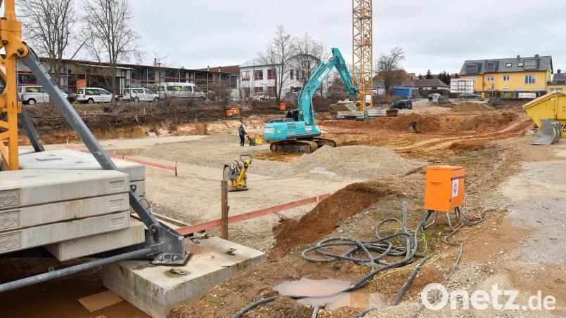 Offizieller Baubeginn war am Mittwoch: Auf dem ehemaligem Grundstück des Amberger Bauhofs auf Kümmersbrucker Gemeindegebiet entsteht das neue Wohnquartier &quot;Im Stadtgarten&quot;. Bild: Petra Hartl