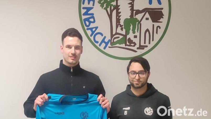 Torwart Tim Schreiner (links) trägt in der neuen Saison das Trikot der DJK Gebenbach, sportlicher Leiter Erdal Izmire freut sich über den Neuzugang. Bild: DJK Gebenbach