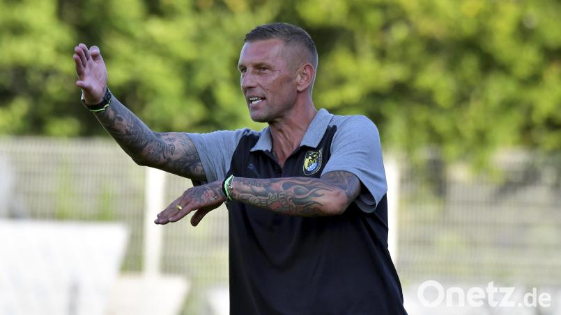 Andreas Scheler gibt Anweisungen an seine Spieler. Der Trainer des FC Amberg setzt im Kampf um den Klassenerhalt in der Landesliga Mitte auf das Kollektiv. Archivbild: Hubert Ziegler