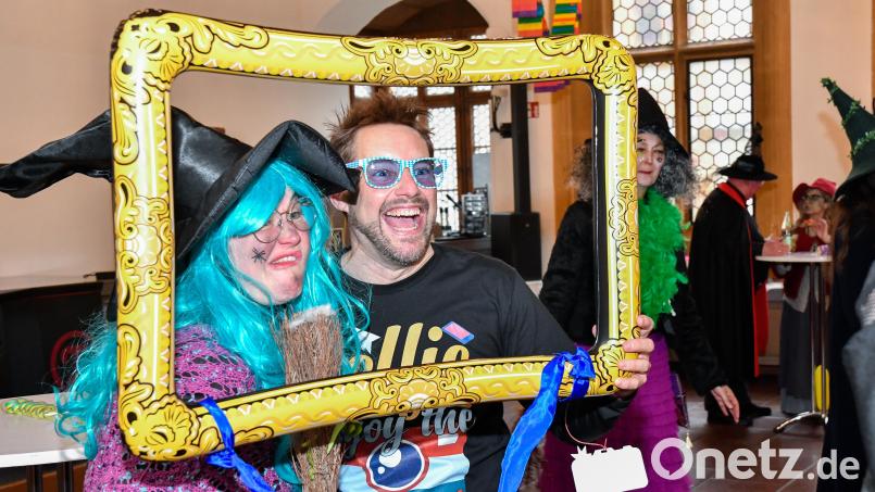 Verrückt, verrückter, Weiberfasching in Amberg: Die Hexen stürmen am Donnerstag das Rathaus, erwartet wurden sie von Selfie-Point Matthias Schöberl. Bild: Petra Hartl