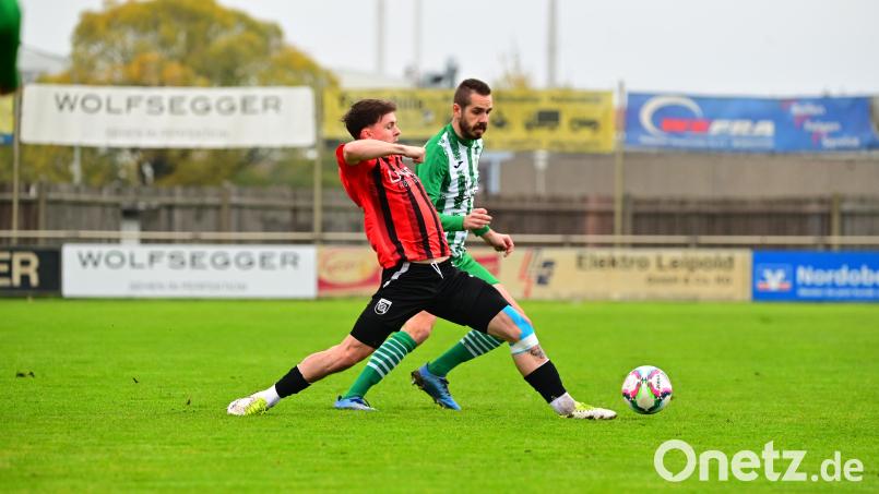 Der SV Mitterteich muss in den ersten beiden Restrundenspielen auf seinen gesperrten Stürmer Marco Kießling (rechts) verzichten. Auf dem Weg zum direkten Klassenerhalt soll dieser Ausfall aber kein größeres Hindernis sein. Bild: Thomas Schrems