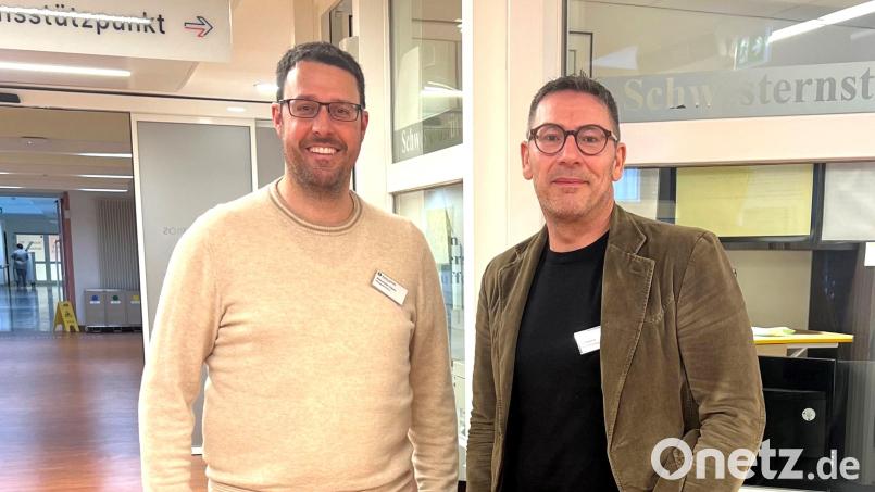 Marco Pajonik (rechts) ist neuer Bereichsleiter Pflegequalität. Pflegedirektor Alexander Ebert begrüßt ihn an der Asklepios-Klinik Lindenlohe. Bild: Felix Haas/exb