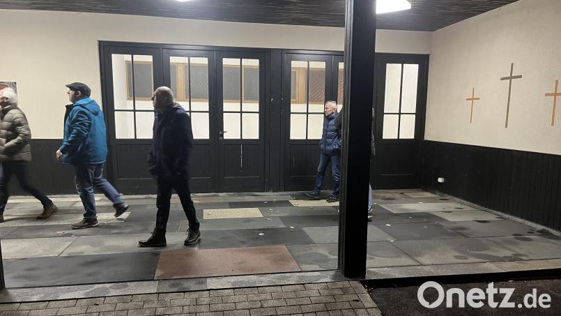 Die Mitglieder des Bauausschusses machten sich ein Bild vom Innenraum des Leichenhauses, das saniert werden soll. Bild: exa