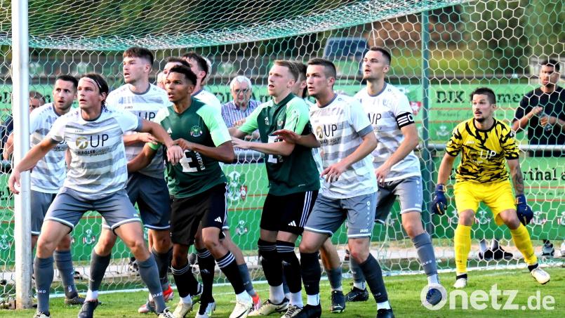 Die SpVgg SV Weiden (gestreifte Trikots) und die SJK Ammerthal haben in dieser Saison der Bayernliga Nord ihre Punktspiele gegeneinander bereits absolviert. Am Samstag testen sich beide Team vor der in einer Woche beginnenden Rest-Rückrunde gegenseitig. Archivbild: Werner Franken