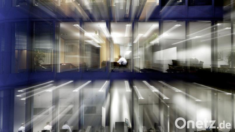 Stunden sammeln und dafür an anderen Tagen freinehmen: Arbeitszeitkonten sind gängig - die Spielregeln sind aber nicht gesetzlich geregelt. Bild: Frank Rumpenhorst/dpa