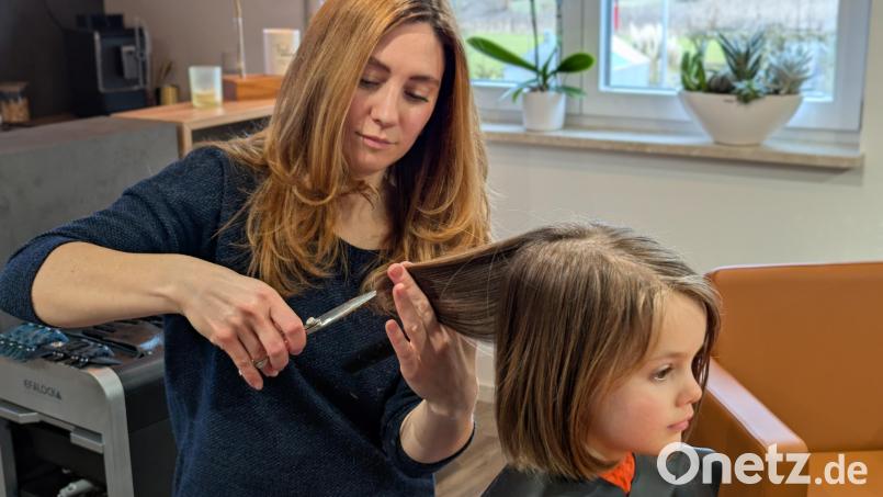 Kurzerhand bekommt auch Tochter Frieda die Spitzen in Lisa Planks neuem Salon nachgeschnitten. Bild: wrl