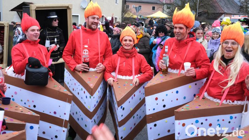 Mit einer großen Torte hat diese Gruppe beim Faschingszug in Stulln im vergangenen Jahr den 850. Geburtstag der Gemeinde gefeiert. Aber auch ohne so ein Jubiläum ist nicht zu erwarten, dass der Stullner Faschingszug heuer schrumpft. Bild: Hirsch