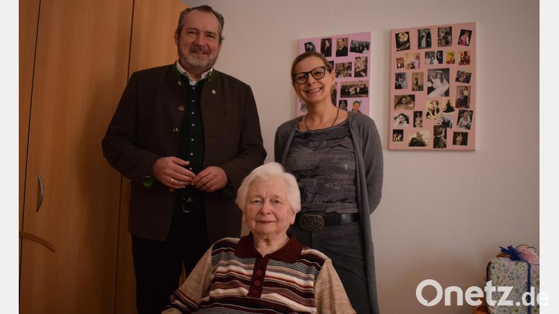 Am Sonntag feierte Maria Meier (Mitte) aus Eckendorf ihren 90. Geburtstag. An ihrem Ehrentag gratulierten Nabburgs Bürgermeister Frank Zeitler und Tochter Sonja. Bild: bnr
