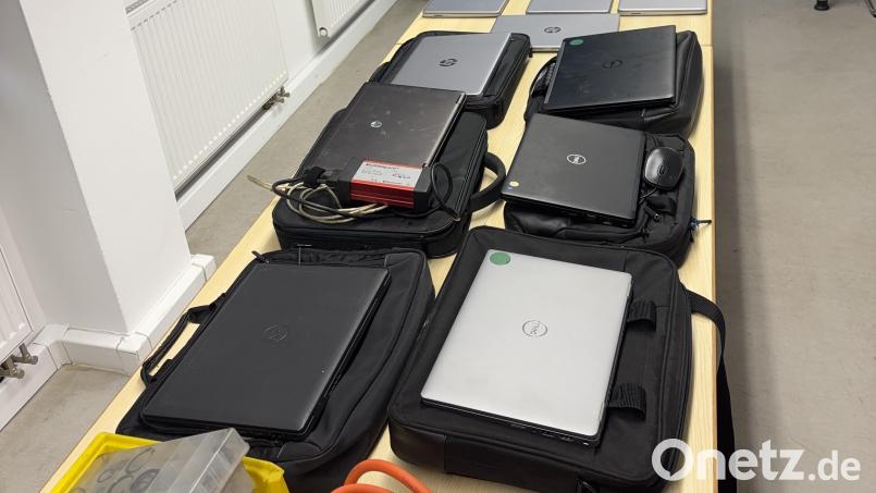 Insgesamt 19 Laptops versuchte ein Weidener zu stehlen. Die Polizei Neustadt konnte das Diebesgut sichern. Bild: PI Neustadt a.d.Waldnaab, Franz, PHK