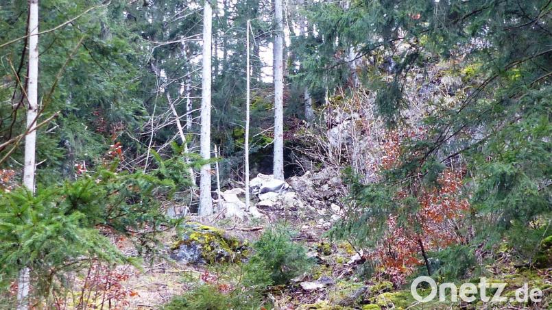 Die Gefahr ist beseitigt: Die zersprengten Felsbrocken liegen am Boden und in der Felswand klafft ein großes Loch. Der Rest sind Aufräumarbeiten. Bild: jp