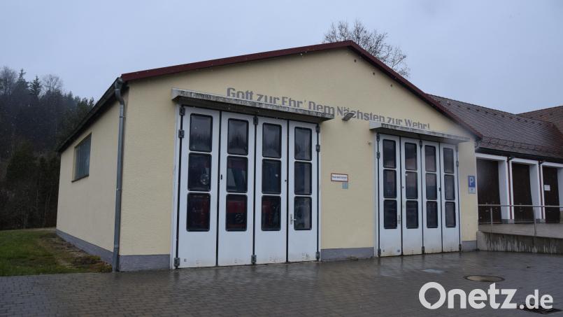 Ungewiss ist, was mit dem Feuerwehrhaus in Eschenfelden geschieht: Wird es abgerissen oder erweitert? Bild: hdk