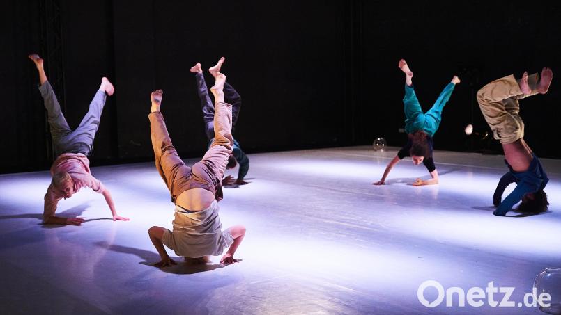 Nadine Gerspachers Tanztheater &quot;The Age of Aquarium&quot; beleiuchtet das Spannungsfeld zwischen virtueller Nähe und realer Distanz mit eindringlichen Bilder und beeindruckender Körperbeherrschung der fünf Tänzerinnen und Tänzer. Bild: Tristan Perez-Martin/exb