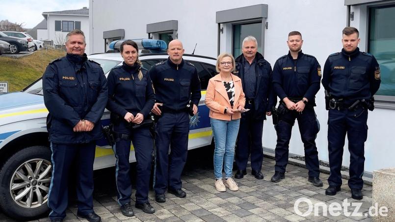 Die Polizei Eschenbach hat eine Spende über 400 Euro an die Kinderkrebshilfe Oberpfalz Nord übergeben. Bild: PI Eschenbach