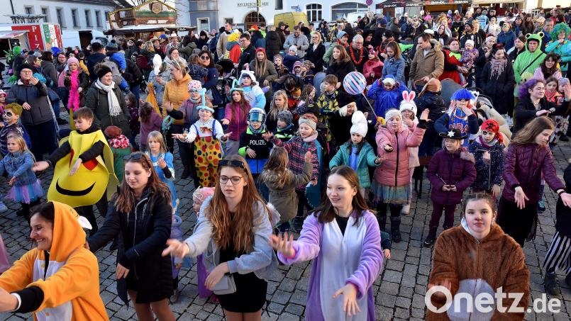 So sieht es aus, wenn in Sulzbach-Rosenberg eine Rosenmontagsparty am Luitpoldplatz gefeiert wird. Am Montag, 3. März, ist die Durchfahrt für den Verkehr gesperrt. Archivbild: Stephan Huber