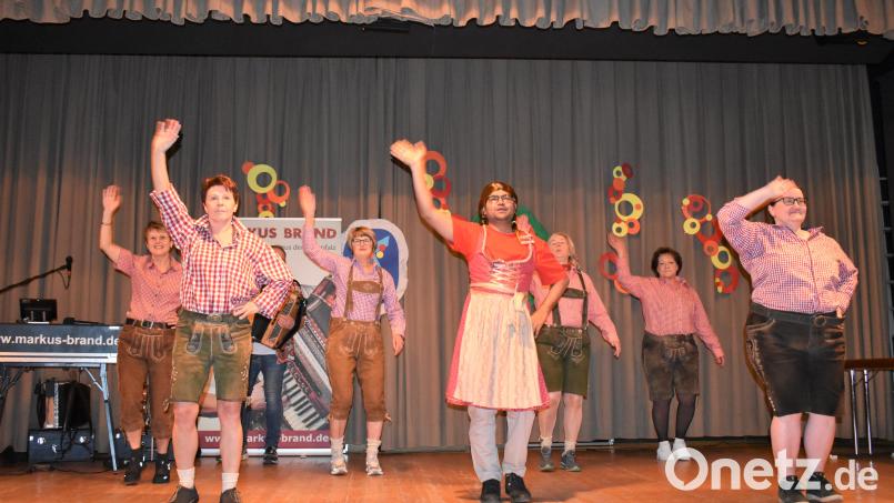 Das Frauenbund-Ballett und Kaplan Raveendra tanzten zum &quot;Hüttenauber&quot; auf der Jugendheim-Bühne. Bild: rgr