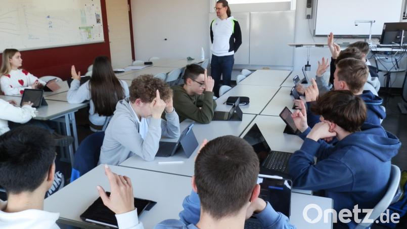 Wenn stiftländische auf künstliche Intelligenz trifft: Unterricht zu &quot;eindimensional strukturierten Datenstrukturen&quot; mit Sortiermechanismen. Informatiklehrer Martin Putzlocher (stehend) freut sich über kritische Einwände: &quot;Die führen uns oft weiter.&quot; Bild: Friedrich Wölfl