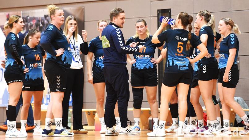 HSG-Trainer Niklas Deml (Mitte) und seine Spielerinnen sind gegen die SG Rohr/Pavelsbach klarer Favorit. Archivbild: G. Büttner