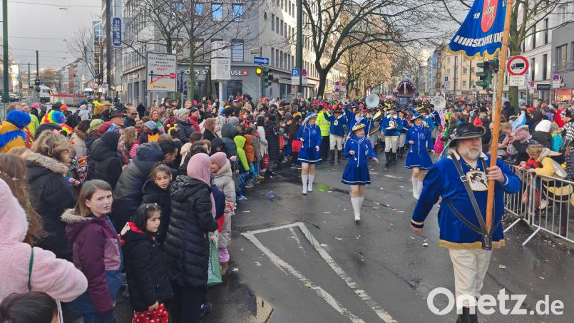Werner Stein (rechts) ist ein Rosenmontags-Veteran des Musikzugs. Zum 46. Mal ist er am Rosenmontag 2025 in Düsseldorf mit dabei. Zum 14. Mal marschiert er als Standartenträger vorneweg. Archivbild: Werner Schulz