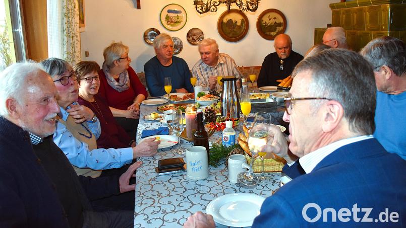 Wolf-Dietrich Rößler (vorne links) freute sich sehr über die Geburtstagsrunde: Persönlich gratulierten ihm unter anderem sein ehemaliges Lehrerkollegium und Bürgermeister Franz Stahl (vorne rechts). Bild: ubb