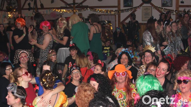 Der Weiberfasching der DJK Falkenberg im Kramerstodl ist ein Besuchermagnet. Auch heuer wurde vergnügt gefeiert. Bild: wro