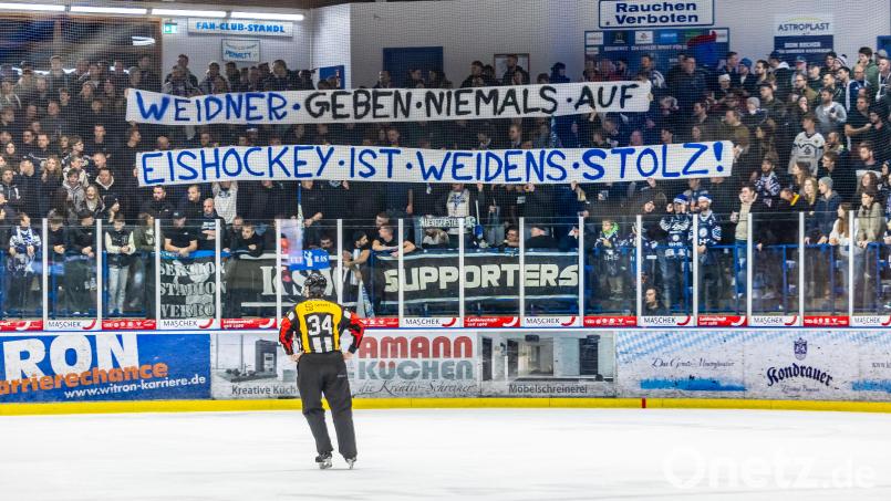 Die Fans der Blue Devils Weiden wussten es bereits Ende November: Aufgeben ist für den Eishockey-Standort kein Thema. Nach monatelangem Existenzkampf ist der Zweitligist seit Donnerstag finanziell gerettet. Bild: Tobias Neubert