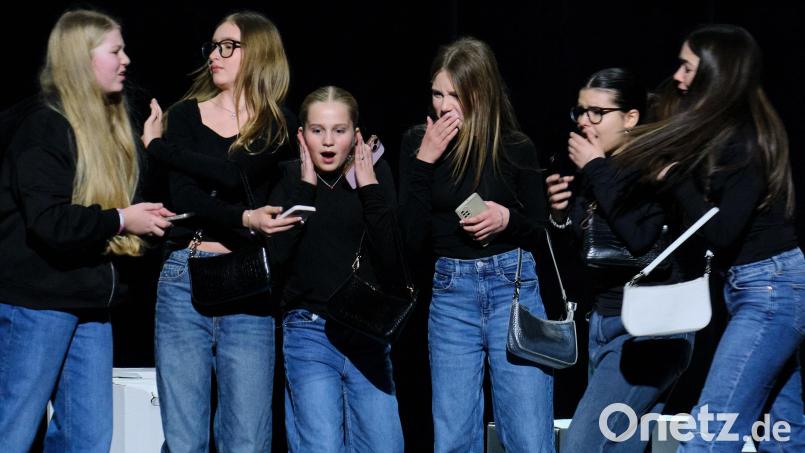 Was da wieder auf Whatsapp gepostet wurde! Die Freundinnen sind entsetzt - in einer Szene aus &quot;Ein Schultag auf rePLAY&quot; von der Theatergruppe &quot;Theaterfieber&quot; der Schönwerth-Realschule. Bild: Peter Ringeisen