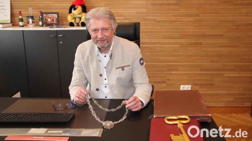 In den fast 23 Jahren seiner Amtszeit hat Bürgermeister Lothar Müller seine Amtskette zu besonderen Anlässen wie Volkstrauertag, Fronleichnamsprozession, Festumzügen oder Einweihungsfeierlichkeiten getragen. Oft wird er dazu nicht mehr die Gelegenheit haben, denn zur Kommunalwahl 2026 verzichtet er auf eine erneute Kandidatur. Bild: prh