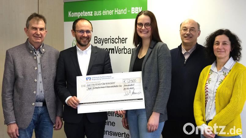 VR-Finanzberater Gerhard Auburger (Zweiter von links) überreichte einen Scheck über 2500 Euro an Dorfhelferin Teresa Schießl (Dritte von rechts). Dafür bedankten sich auch BBV-Kreisobmann Josef Irlbacher, Kreisgeschäftsführer Josef Wittmann und BBV-Vorstandsmitglied Monika Sieß (von links). Bild: Hirsch