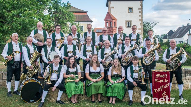 Die Musikkapelle Dießfurt vor dem Dießfurter Wahrzeichen, dem Hammerschloss. Bild: Musikkapelle Dießfurt/Kurt Meiler/exb