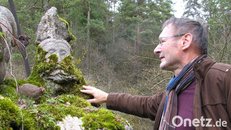 Heimatpfleger Schmaußer vor dem skurrilen Steinmal in Malsbach. Das Geheimnis der seltsamen Grotte konnte auch er nicht lüften. Archivbild: Paul Böhm