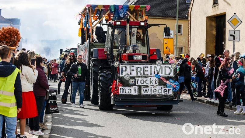 Ein kleines Jubiläum feiert am Faschingsdienstag (4. März) der Pfreimder Gaudiwurm, der im vergangenen Jahr sehr rockig unterwegs war. Zum 30. Mal wird er sich heuer lautstark Richtung Marktplatz bewegen. Archivbild: Hösamer