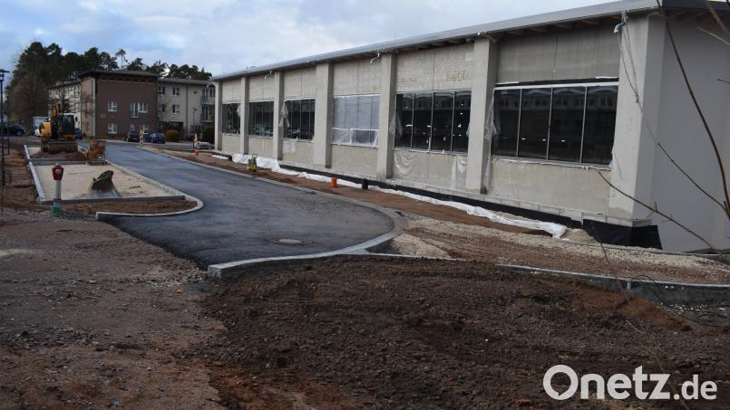 Die Mehrfachsporthalle in Wernberg-Köblitz steht kurz vor der Fertigstellung. In den nächsten Tagen wird mit der Gestaltung der Außenanlage begonnen. Bild: bnr