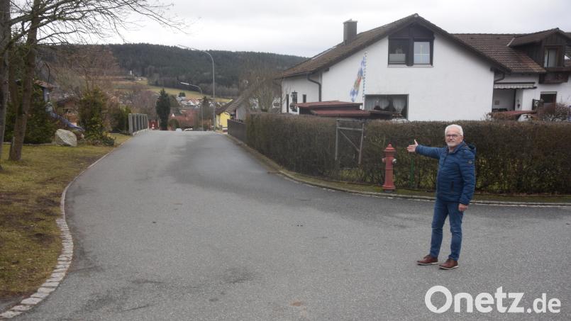 Organisator Alfred Wulfänger zeigt von der Weidener Straße beim Kfz-Betrieb Würf Richtung Straße &quot;Am Hang&quot;. Hier startet am Dienstag, 4. März, der Faschingszug um 14 Uhr. Bild: fz