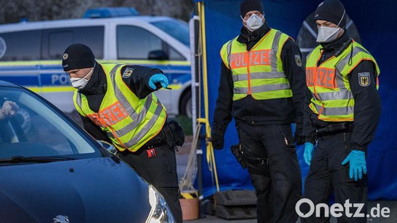 Bei der Kontrolle eines Autofahrers entdeckten Beamte der Grenzpolizei Waidhaus in Schuhen versteckte Drogen. Symbolbild: Bundespolizei