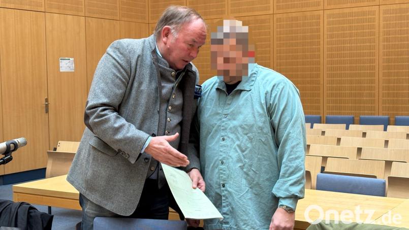 Verteidiger Oliver Scheffler und sein Mandant besprechen letzte Details vor dem Prozess. Bild: Ganzmann