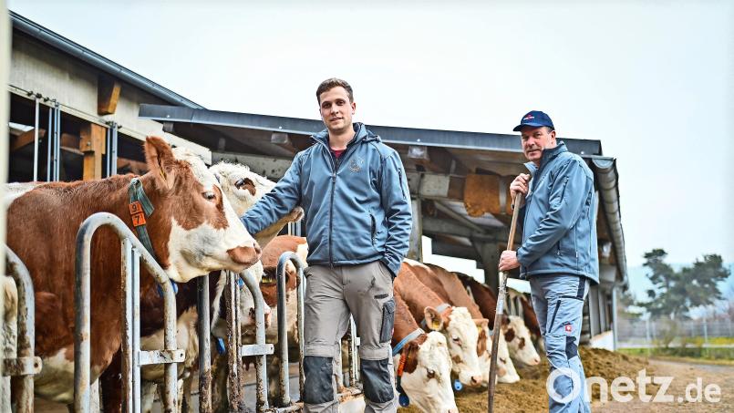 Verliert der „Biohof Reichenberger“ bald das „Bio“? Die Weidepflicht treibt die Bio-Bauern Lucas und Alois Reichenberger (von links) in die Bredouille. Bild: Florian Miedl/fph