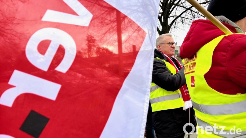Mit dem Warnstreik in Weiden erhöhen die Streikenden den Druck auf die Arbeitgeber. Bild: Gabi Schönberger