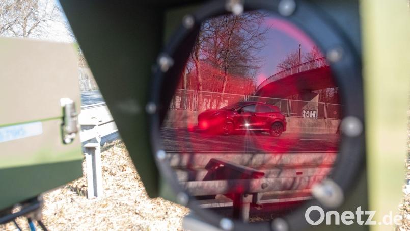 Die Polizei ertappt auf der A 6 zahlreiche Temposünder. Symbolbild: Sebastian Christoph Gollnow/dpa