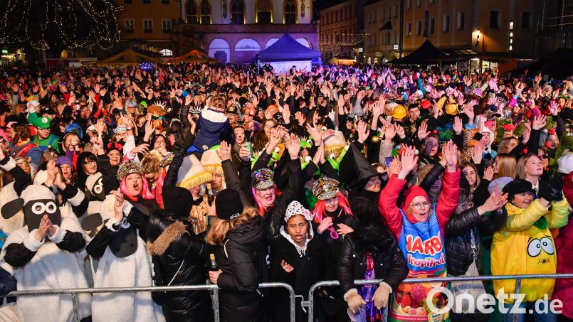 Die Amberger (und viel Auswärtige) lassen sich Weiberfasching nicht vermiesen: Bei der Hexennacht am Donnerstagabend war der Amberger Marktplatz wieder &quot;druckt voll&quot;. Bild: Petra Hartl