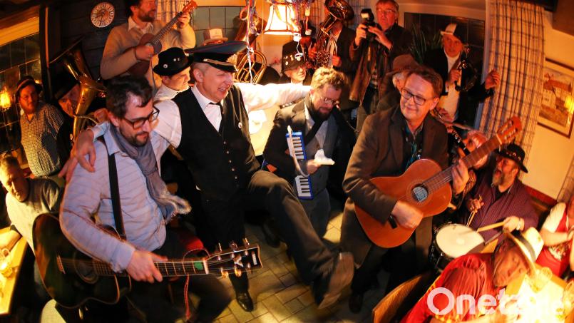 Wenn sie kommen, ist es vorbei mit der Ruhe: Einfall der Bettler-Bigband beim Fuchsbeck Archivbild: bmr