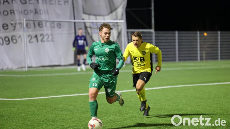 Vor zwei Wochen testeten Leon Kipry (grünes Trikot) und seine Gebenbacher Teamkollegen gegen den Landesligisten FC Amberg. Am Samstag geht es gegen den FC-Ligakollegen SC Luhe-Wildenau – in Weiherhammer. Archivbild: Dieter Jäschke