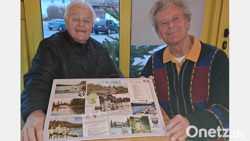 Peter Preller (rechts) und Armin Kellner (links) plaudern von damals, am Tisch die Collage von Uschi Preller. Bild: gis
