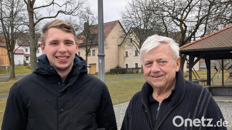Lukas Forster und sein Opa Konrad Wifling auf dem Platz vorm Vereinsheim Münchenreuth freuen sich auf den Fosnatzug am Faschingsdienstag. Bild: pz