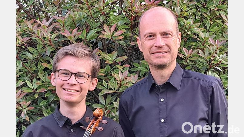 Der junge Geiger Clemens Reißenweber wird von seinem Vater Marcus Reißenweber am Klavier begleitet. Bild: Kammermusikkreis Waldsassen/exb