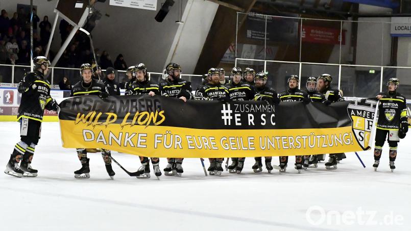 Die ERSC-Spieler bedanken sich nach dem letzten Spiel bei ihren Fans. Die mussten in dieser Spielzeit auch einige Mal leiden. Am Ende stand aber der sichere Klassenerhalt. Bild: Hubert Ziegler