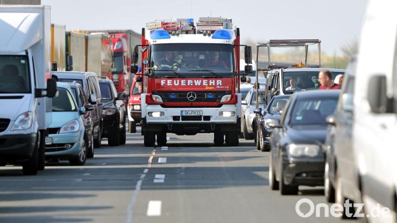 So gehts richtig: Die Autos fahren nach links und rechts, dass die Einsatzfahrzeuge zum Unfallort können. Symbolbild: Jan Woitas/dpa-Zentralbild/dpa