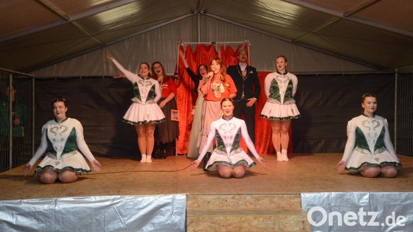 Die Prinzengarde des Hammerleser Faschingsvereins eröffnete den Abend im Festzelt. Verena Hoch, Präsidentin des Hammerleser Faschingsvereins (Mitte) hieß die Besucher willkommen. Bild: bey