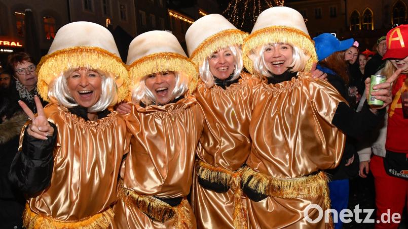 Diese Besucherinnen der Amberger Hexennacht haben sich vom Faschingshit &quot;Wackelkontakt&quot; beeinflussen lassen. Eine der Frauen sagt: &quot;Wir haben uns beim Après-Ski im Ösiland in das Lied verliebt. Außerdem sind wir 70er-Kinder. Da hat das natürlich auch gut gepasst.&quot; Bild: Petra Hartl