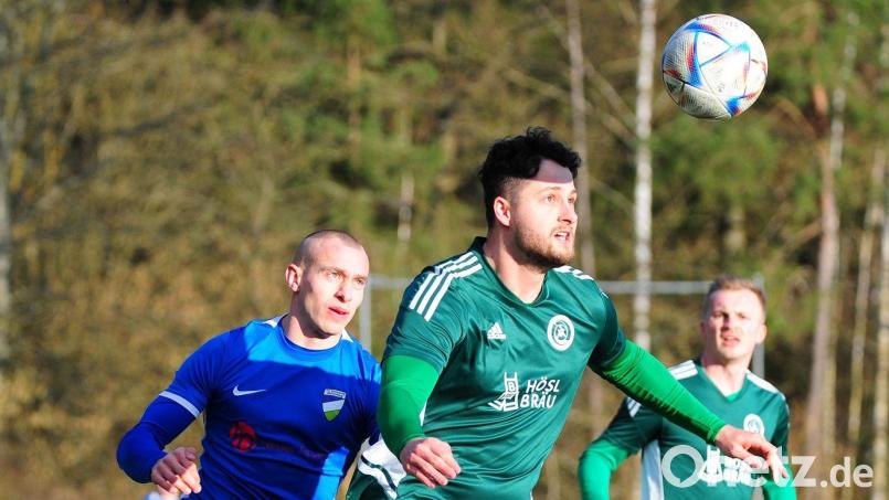 Slavomir Strmiska (Mitte/Szene aus einem früheren Spiel) brachte Mitterteich gegen den TSV Buch in Führung. Am Ende verlor der SV aber mit 1:3. Archivbild: Schrems