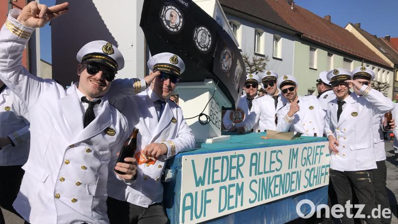 Nur Kapitäne gab es bei der Hütte Höfling im Hahnbacher Faschingszug. Bild: mma